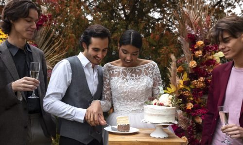 front-view-smiley-couple-with-cake